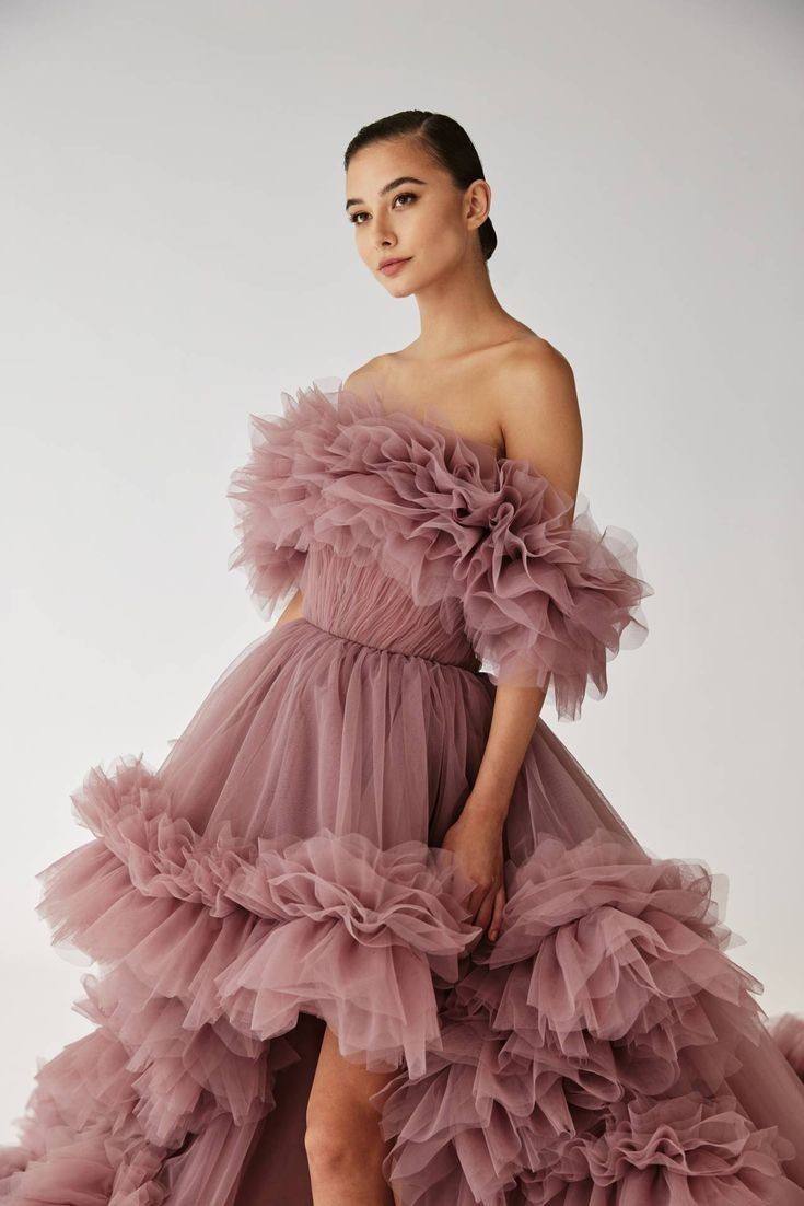 Нежно розовое платье из фатина с пышной юбкой.